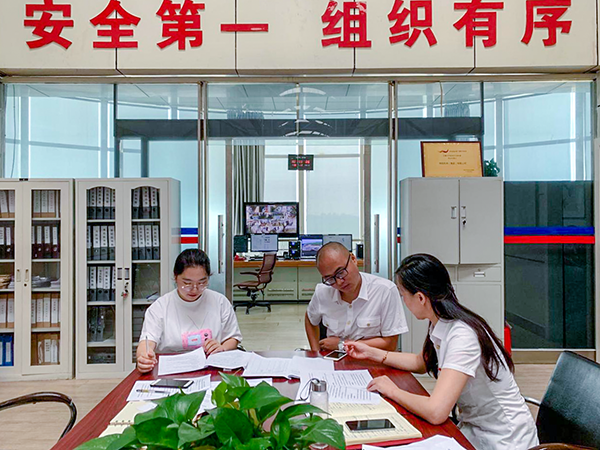 6月20日，運(yùn)行指揮中心協(xié)同各保障單位組織開(kāi)展了2019年大面積航班延誤應(yīng)急處置演練。.png