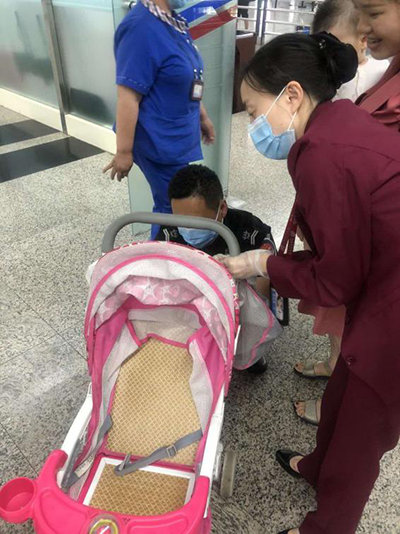 圖片1.png“真情服務(wù)”是讓旅客更加安心、放心、舒心的出行。行查室作為部門進(jìn)港服務(wù)的最后一個(gè)環(huán)節(jié)，在日常工作中也很注重服務(wù)細(xì)節(jié)。6月10日，行查室工作人員幫助旅客打開(kāi)嬰兒車，為她排憂解難。.png