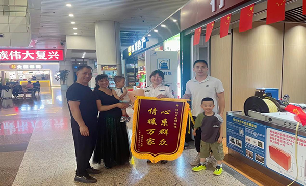 心系群眾，情暖萬家—— 綿陽機場安檢站暖心服務(wù)獲錦旗.png