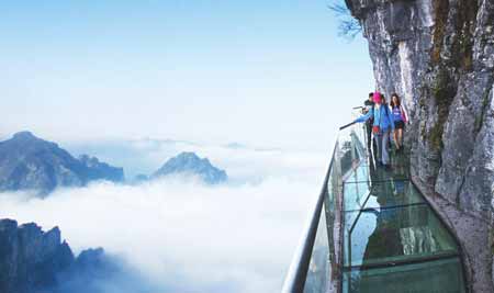 張家界國(guó)家森林公園、天子山、袁家界、金鞭溪、十里畫廊、玻璃橋、天門山、玻璃棧道兩晚三日游
